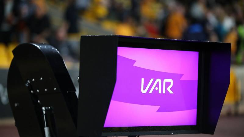 Var Là Gì Trong Bóng Đá? Công Nghệ Thay Đổi Cục Diện Trận Đấu 3 Những tranh cãi quanh VAR và góc nhìn từ người chơi kèo